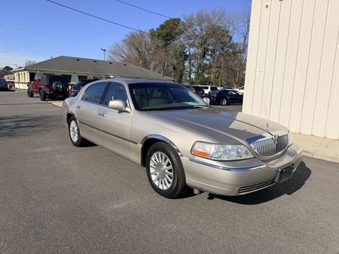 Used 2003 Lincoln Town Car Signature image 1