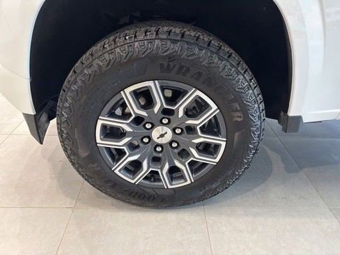 Used 2026 Chevrolet Colorado Z71 AWD/4WD image 14