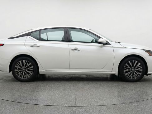 Used 2025 Nissan Altima 2.5 SV FWD image 11