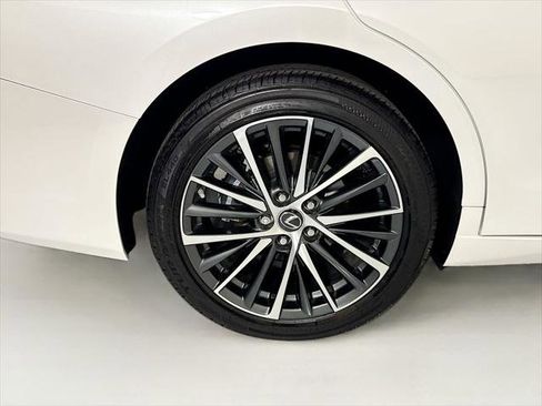 Certified 2025 Lexus ES 300h w/ Premium Package FWD image 33