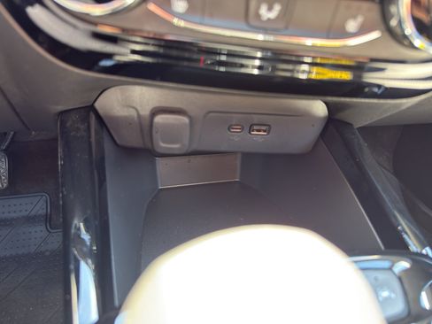 Used 2025 Chevrolet Trax LT w/ LT Convenience Package FWD image 19