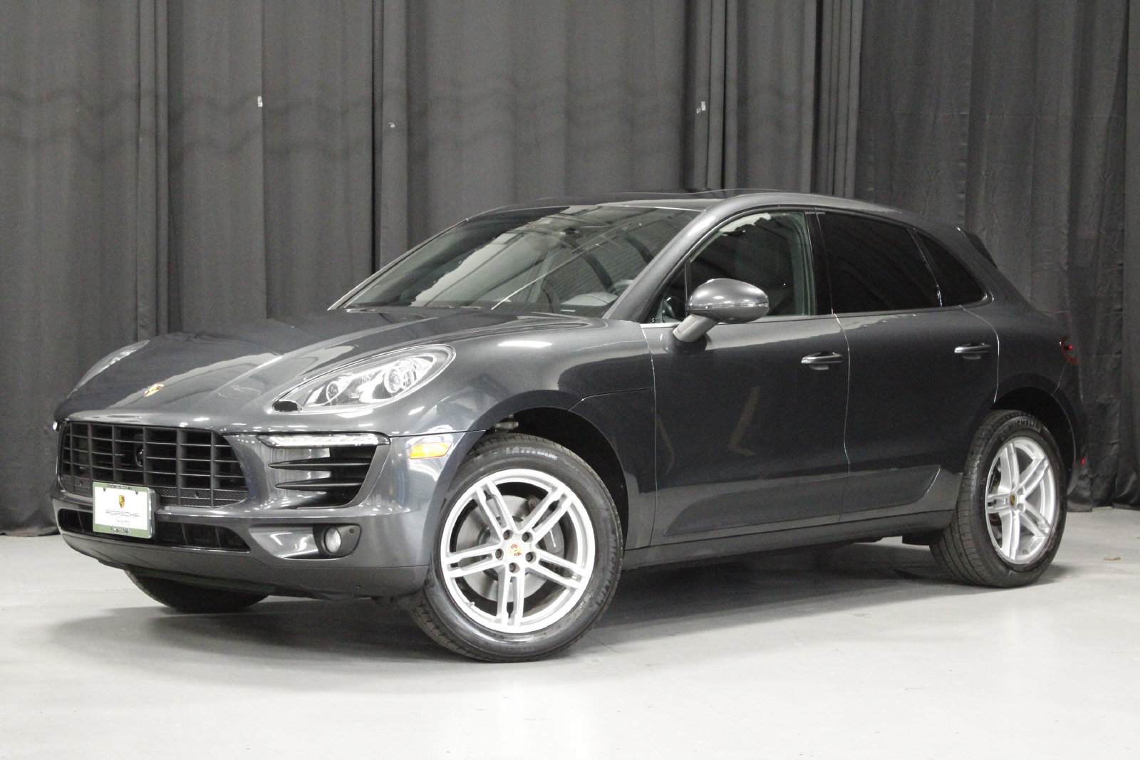 Used 2018 Porsche Macan AWD/4WD image 1