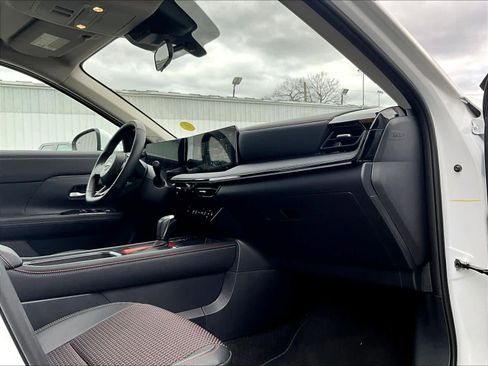 Used 2025 Nissan Kicks SR w/ SR Premium Package image 14