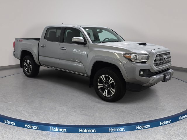 Used 2017 Toyota Tacoma TRD Sport w/ Tow Package (A/T) AWD/4WD image 4