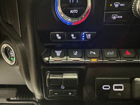 Used 2023 GMC Sierra 2500 Denali w/ Denali Black Diamond Edition image 16