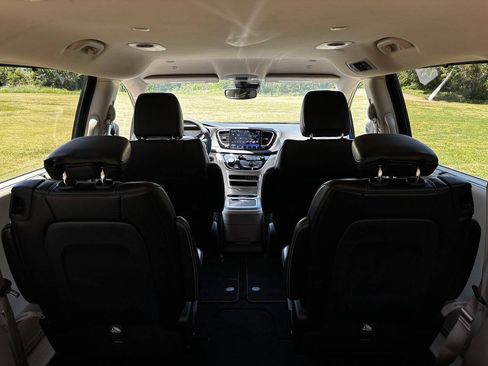 Used 2023 Chrysler Pacifica Touring-L FWD image 23