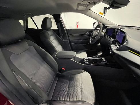 Used 2025 Chevrolet Trax LT FWD image 24