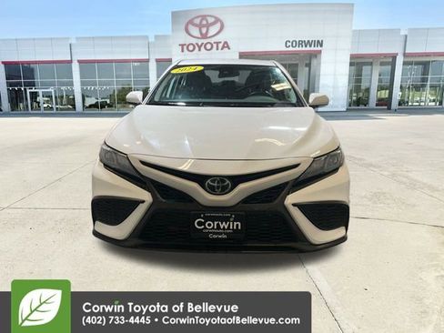 Used 2024 Toyota Camry SE image 3