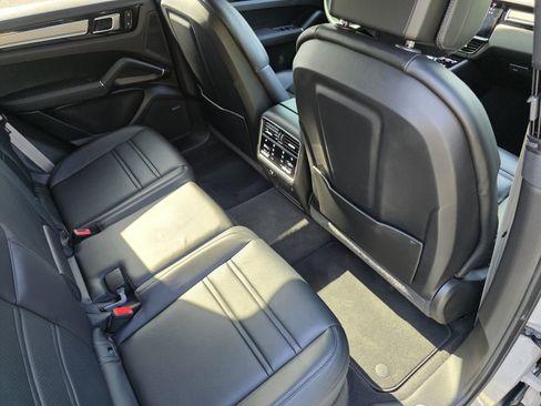 Used 2023 Porsche Cayenne Platinum Edition AWD/4WD image 26