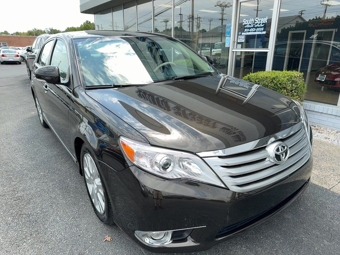 Used 2011 Toyota Avalon FWD image 2