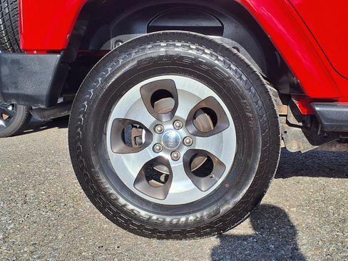 Used 2018 Jeep Wrangler Unlimited Sahara w/ Connectivity Group AWD/4WD image 5