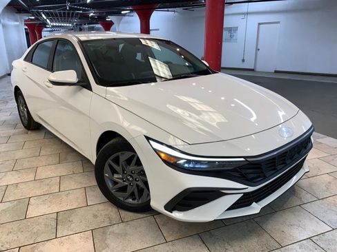 Used 2024 Hyundai Elantra SEL image 2