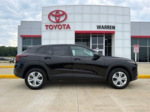 Used 2025 Chevrolet Trax LS w/ Driver Confidence Package FWD image 3