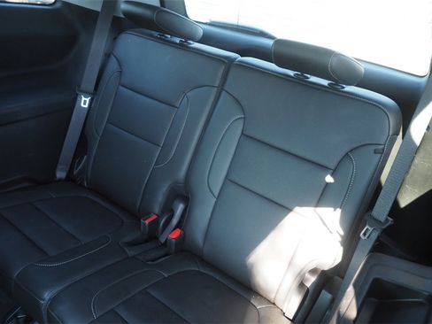 Used 2023 GMC Acadia SLT image 19