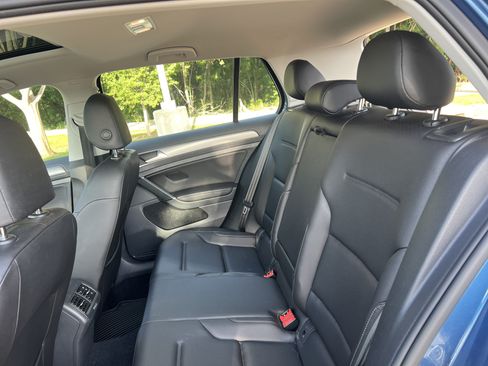Used 2017 Volkswagen Golf 4-Door FWD image 28
