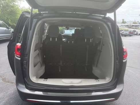 Used 2022 Chrysler Pacifica Touring-L FWD image 18