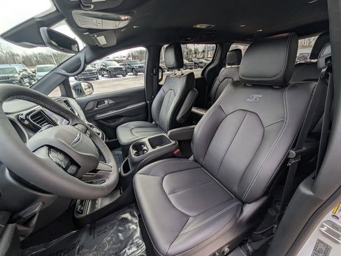 New 2026 Chrysler Pacifica Select w/ S Appearance Package image 14