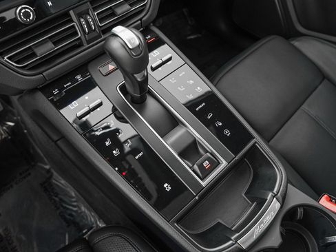 Certified 2024 Porsche Macan AWD/4WD image 21