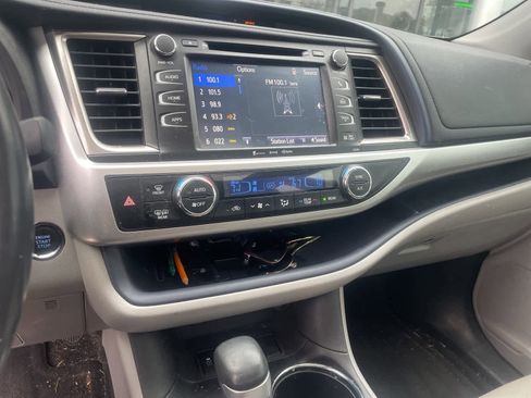 Used 2019 Toyota Highlander XLE image 9