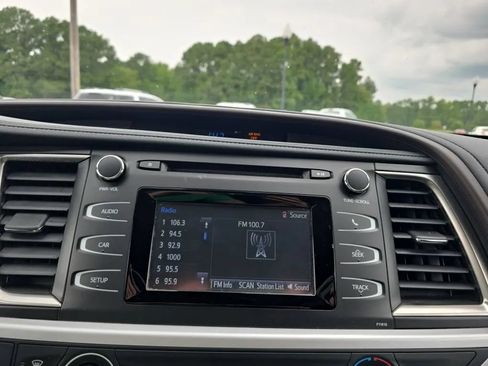 Used 2019 Toyota Highlander LE AWD/4WD image 25