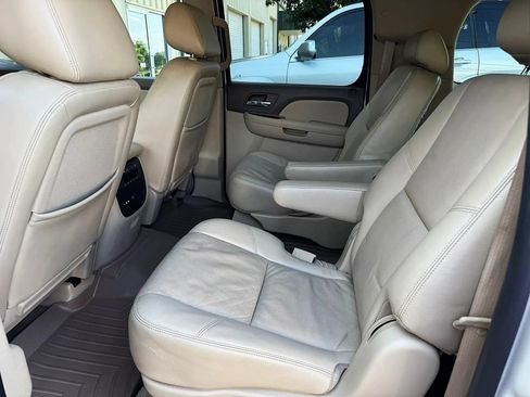 Used 2010 Chevrolet Suburban LTZ RWD image 16