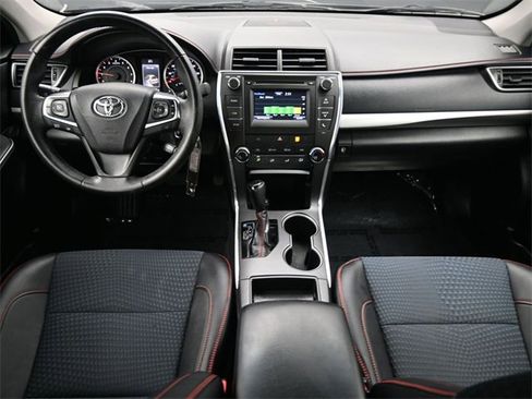 Used 2015 Toyota Camry SE image 9