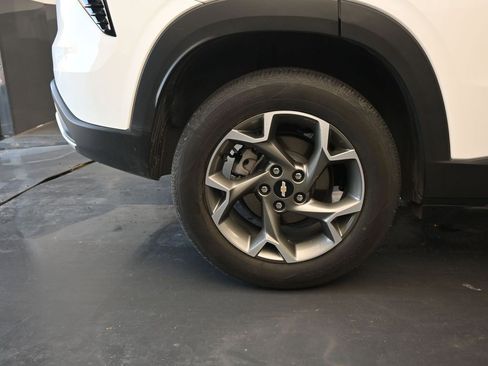 Used 2025 Chevrolet Trax LT image 9