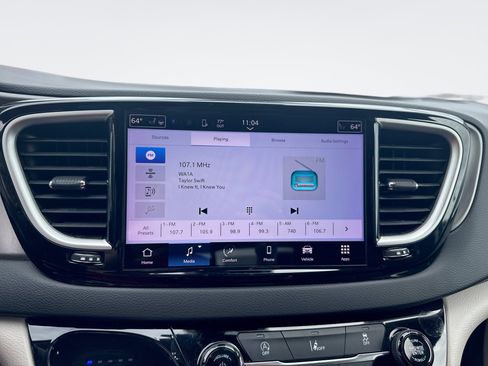 Used 2022 Chrysler Pacifica Touring-L FWD image 18