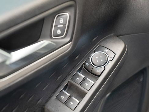 Used 2020 Ford Escape SE image 19