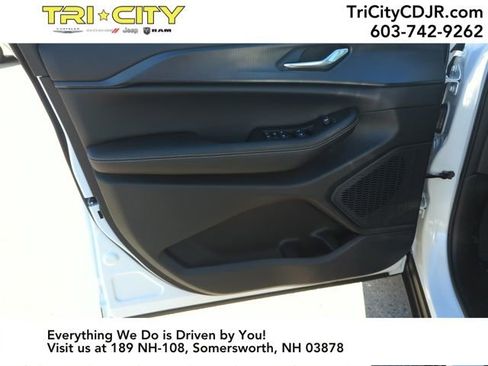 New 2025 Jeep Grand Cherokee L Altitude image 10