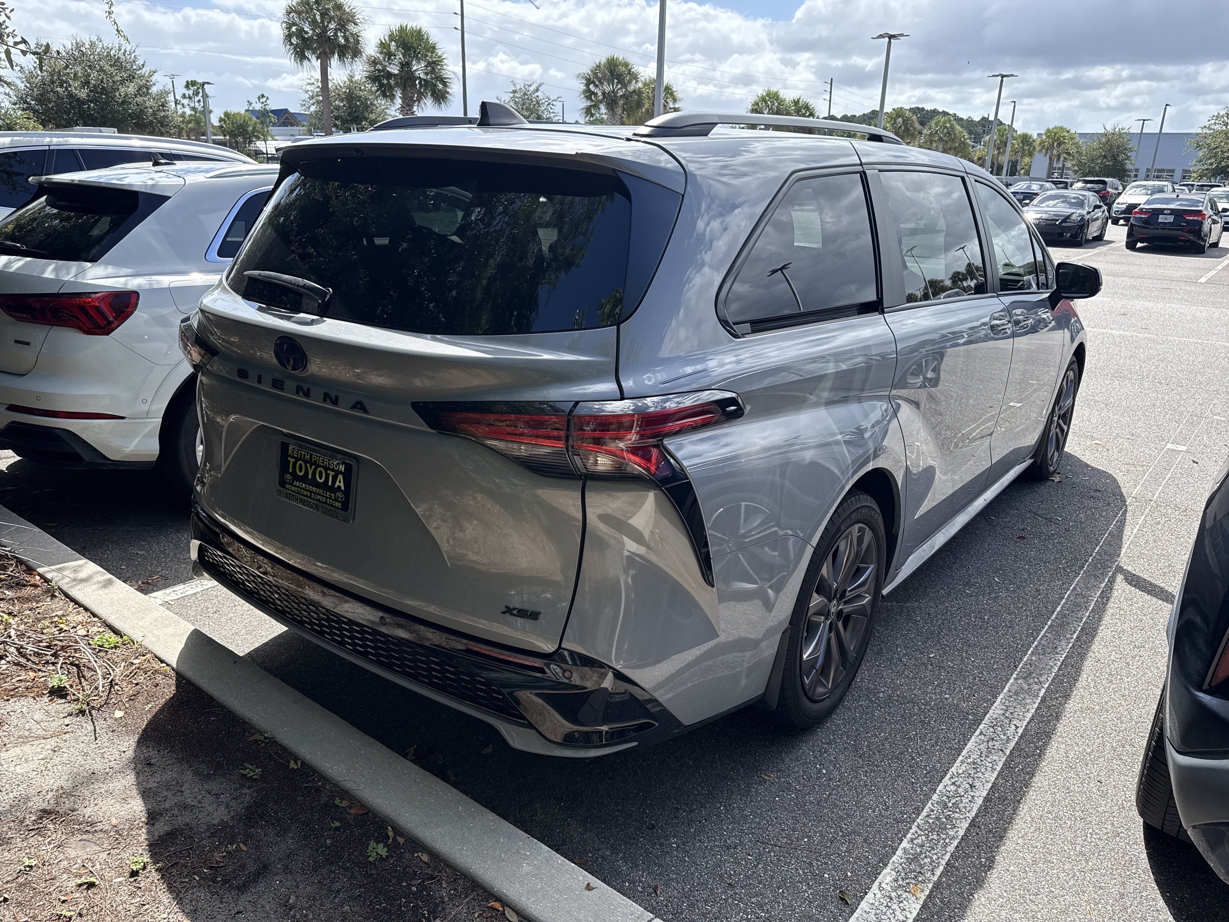 Used 2025 Toyota Sienna XSE w/ XSE Plus Package FWD image 4