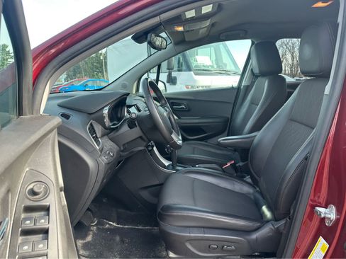 Used 2022 Chevrolet Trax LT w/ LT Convenience Package image 9