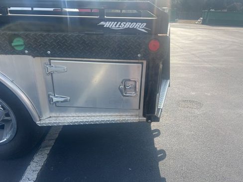 Used 2024 GMC Sierra 3500 SLE w/ SLE Convenience Package image 5