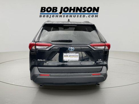 Used 2019 Toyota RAV4 LE AWD/4WD image 4
