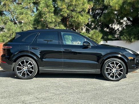 Used 2023 Porsche Cayenne image 3