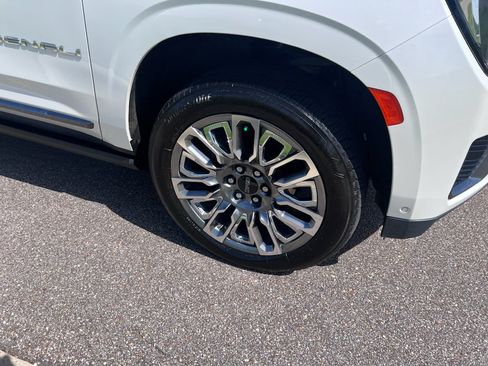 Used 2023 GMC Yukon XL Denali Ultimate AWD/4WD image 10