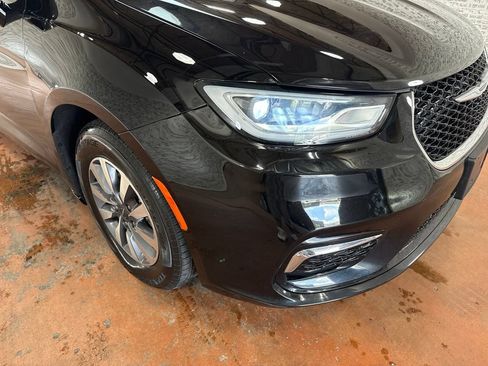 Used 2024 Chrysler Pacifica Limited FWD image 9
