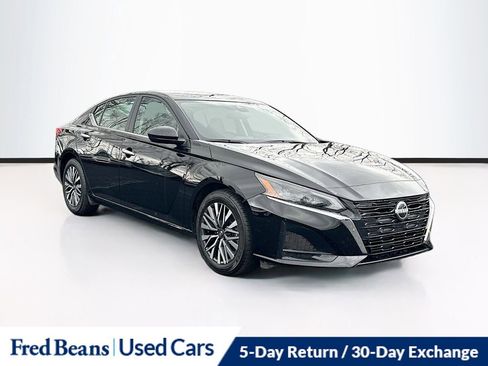 Used 2025 Nissan Altima 2.5 SV FWD image 1