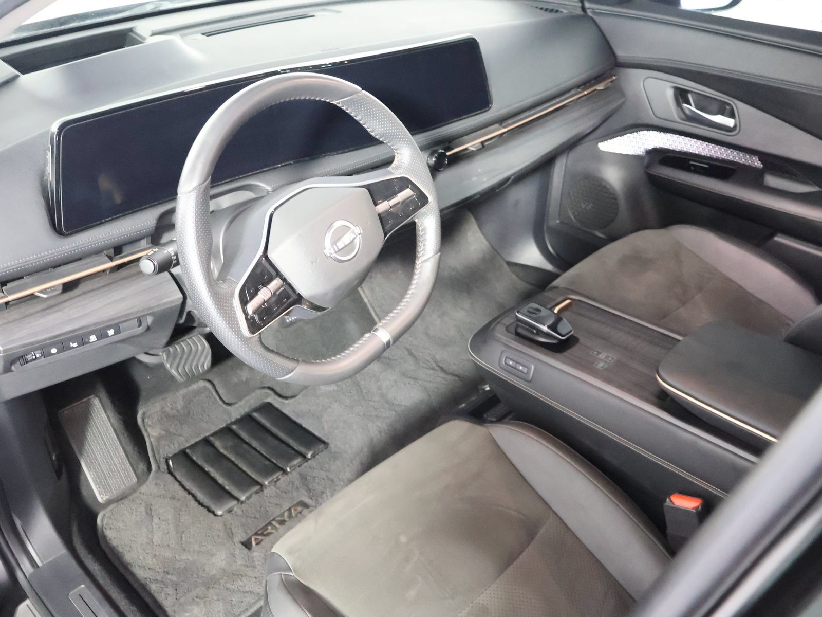 Used 2024 Nissan Ariya AWD image 23