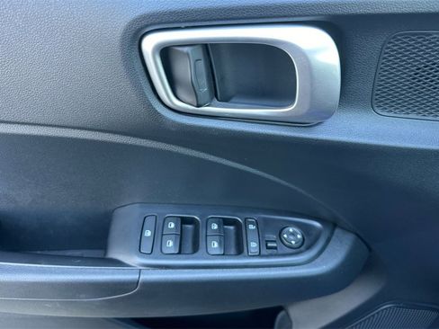 Used 2022 Hyundai Venue SEL image 14