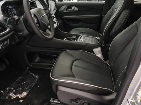 New 2026 Chrysler Pacifica Limited w/ S Appearance Package AWD/4WD image 4