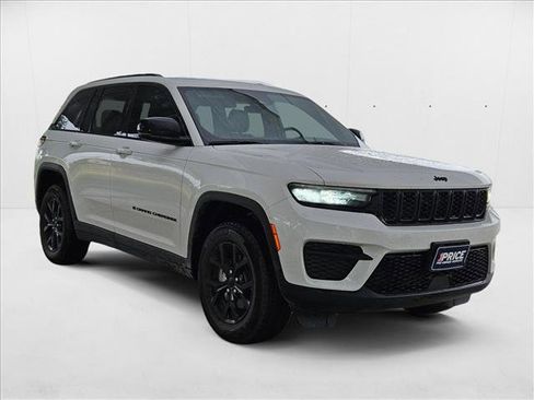 Used 2025 Jeep Grand Cherokee Laredo image 3