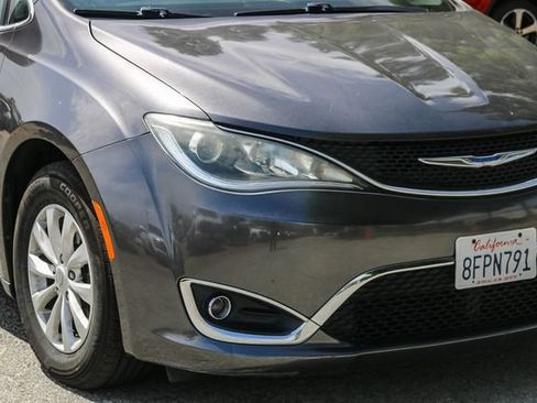 Used 2019 Chrysler Pacifica Touring-L FWD image 4