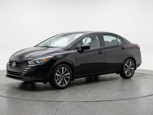 Used 2025 Nissan Versa SV image 3