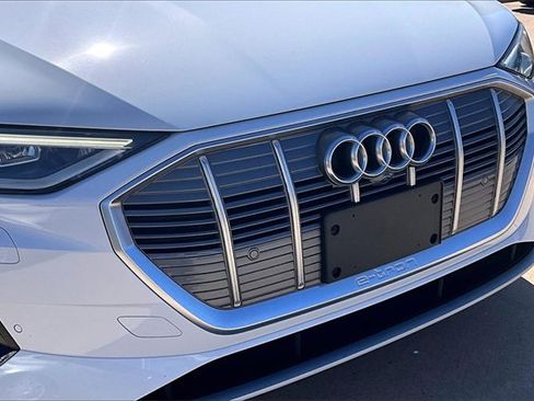 Used 2022 Audi e-tron Premium Plus w/ Premium Plus Package image 28