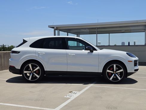 Certified 2024 Porsche Cayenne AWD/4WD image 9