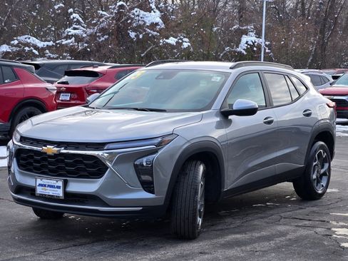 Certified 2025 Chevrolet Trax LT w/ LT Convenience Package image 4