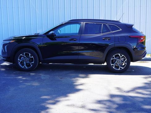 Used 2025 Chevrolet Trax LT w/ LT Convenience Package FWD image 3