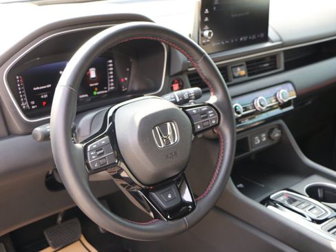 Used 2025 Honda Pilot Black Edition image 19