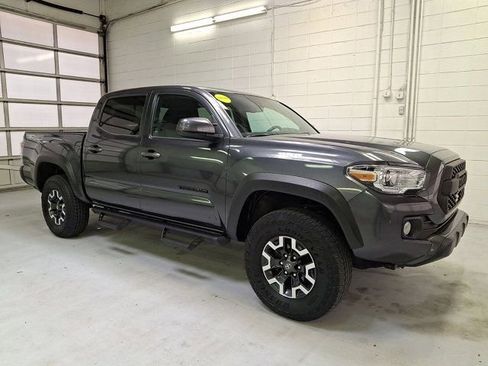 Certified 2022 Toyota Tacoma TRD Off-Road AWD/4WD image 1